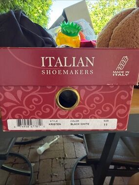 Italian Shoemakers - Black & White  Accent